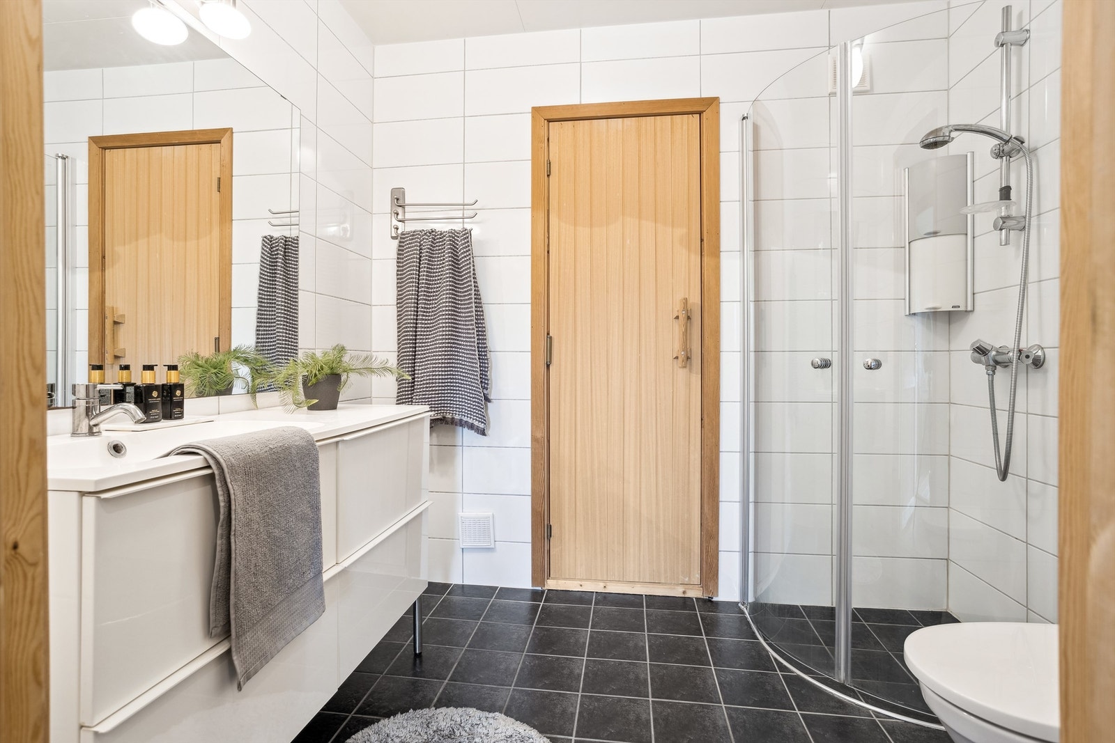 Flislagt bad i underetasje med direkte tilkomst til badstue. Badet ble fagmessig pusset opp i 2008. Galleribilde