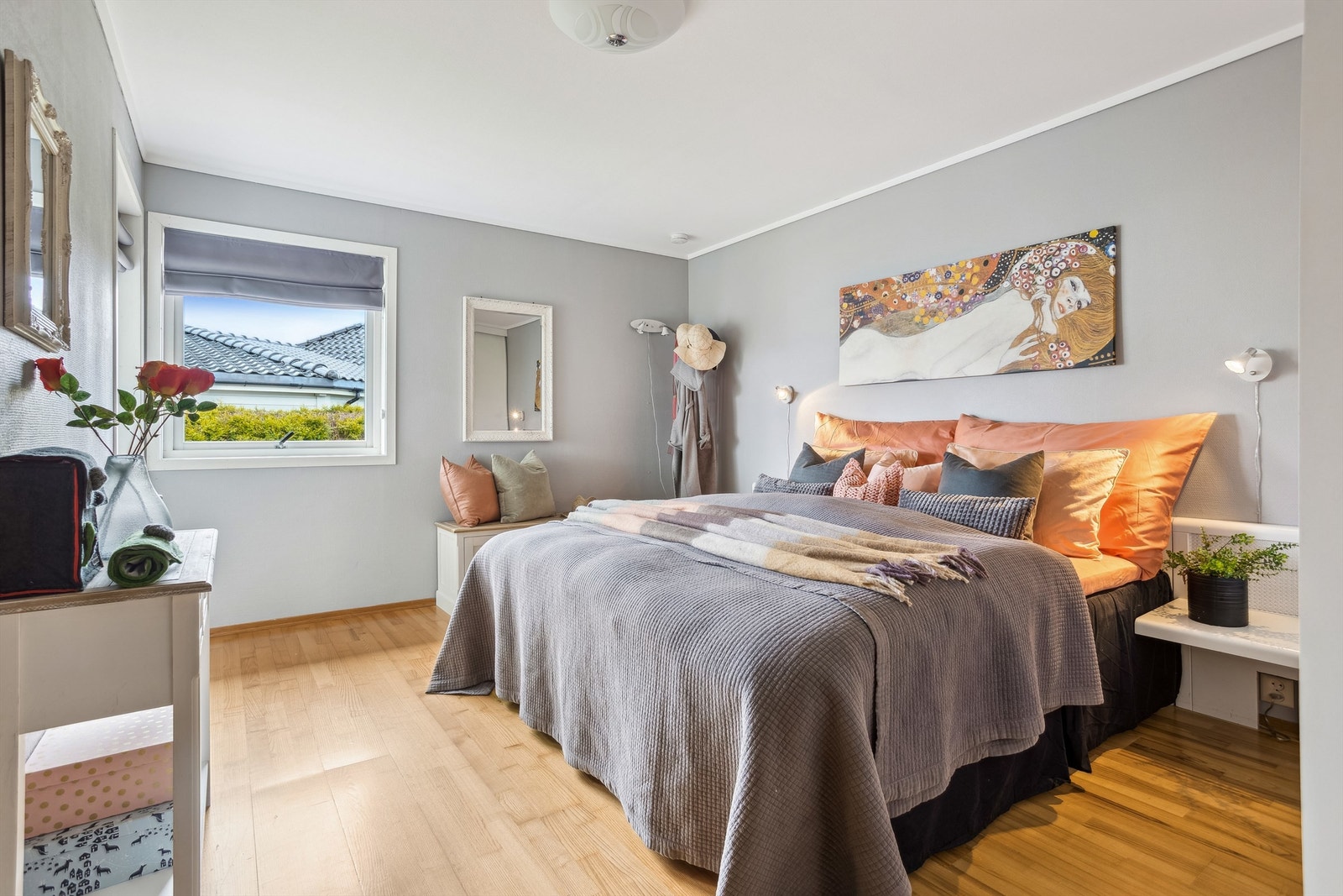 Romslig soverom i hovedetasjen med utgang til hage. Innredet med stor skyvedørsgarderobe. Galleribilde