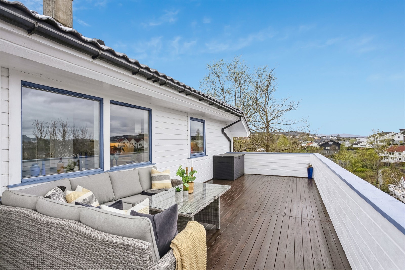 Terrassen over garasje er nordvendt og sommerstid kan solen nytes her til ca kl 23. Galleribilde