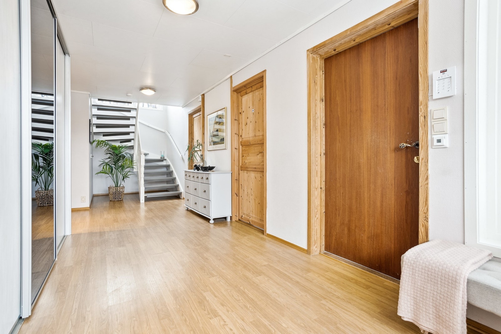 Lyse overflater og laminat på gulv. Det er gulvvarme i hele underetasjen med unntak av boder. Galleribilde