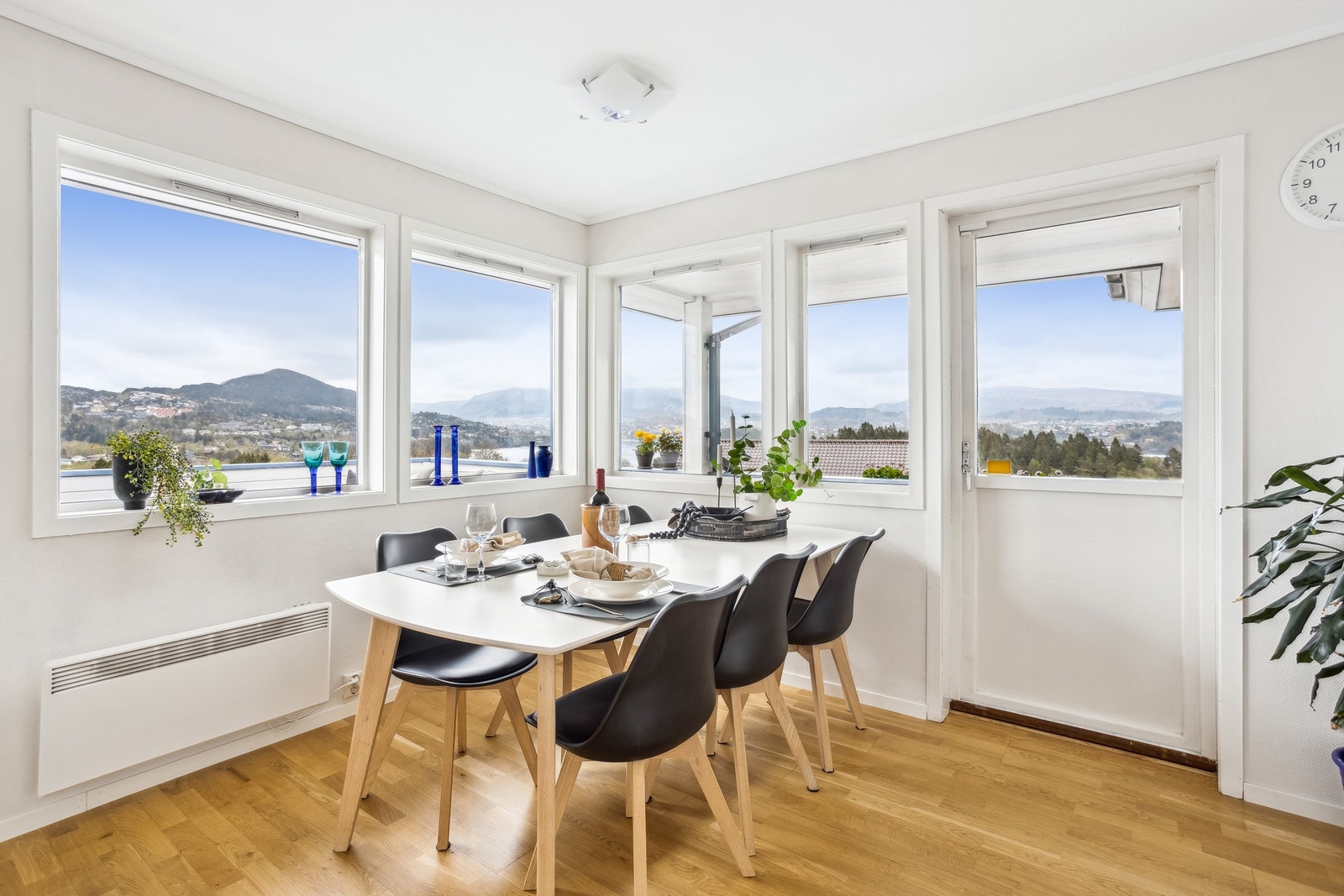 Fra kjøkkenet er det utgang ut til den store terrassen som ligger over garasjen. Galleribilde