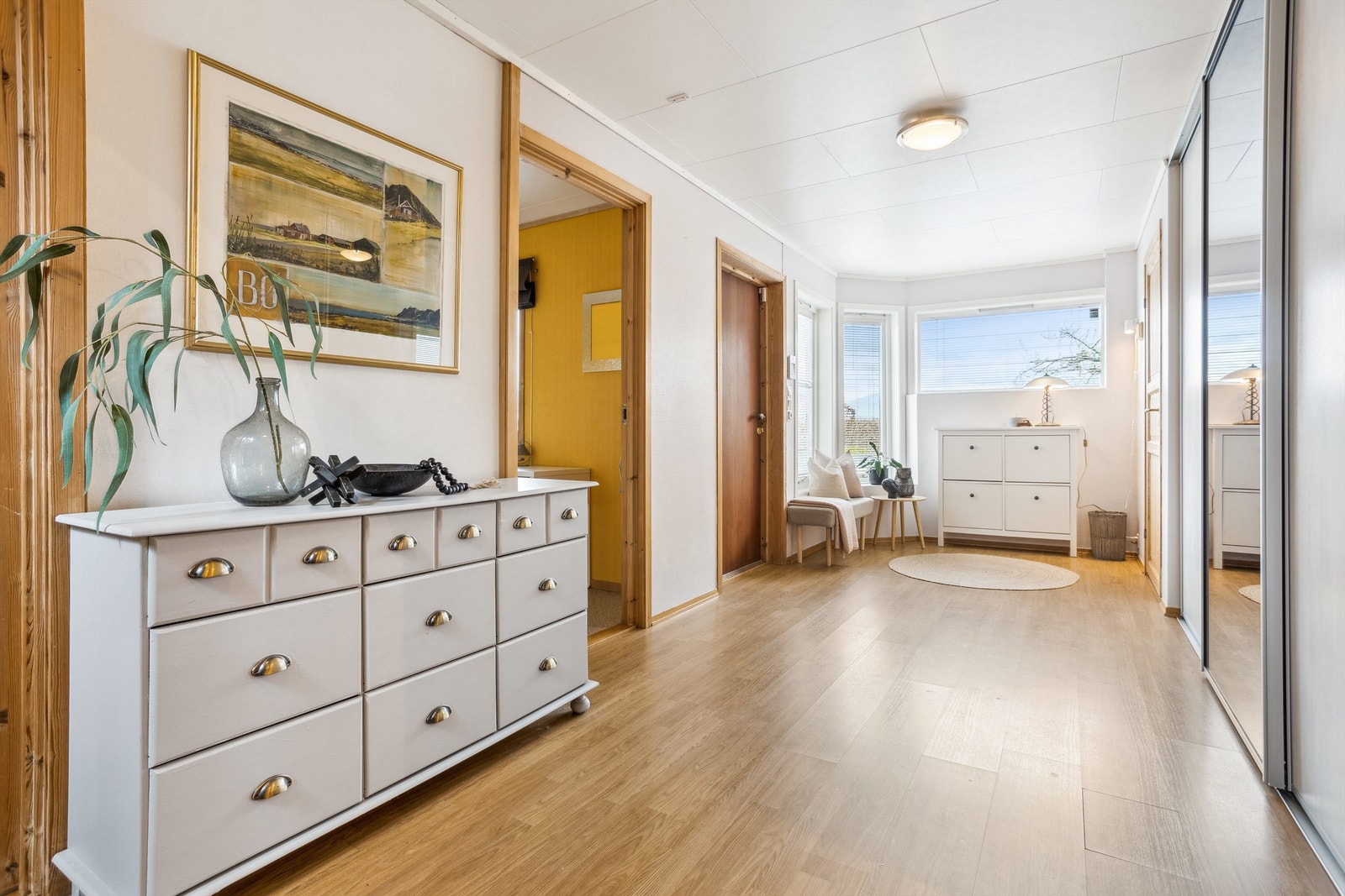 Boligens inngangsparti ligger i underetasjen. Galleribilde