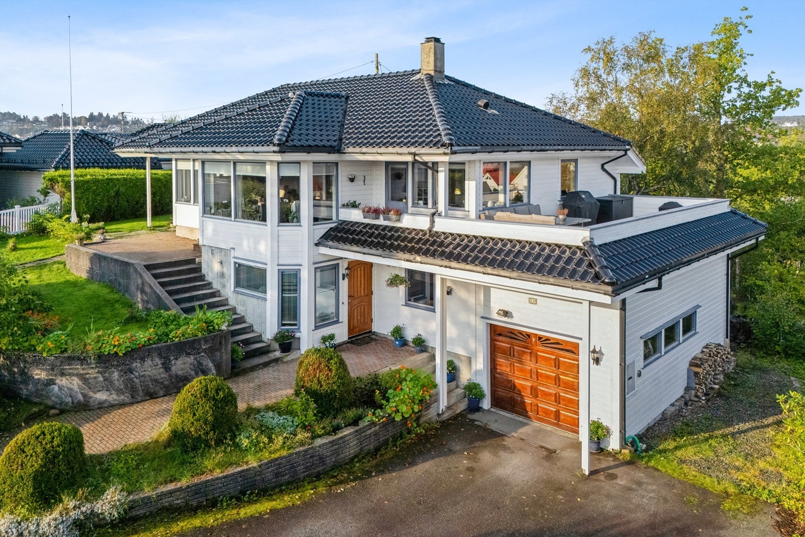 Velholdt og pen enebolig i attraktivt boligområde. Hyggelig inngangsparti og enkel tilkomst fra garasje og parkering. Galleribilde