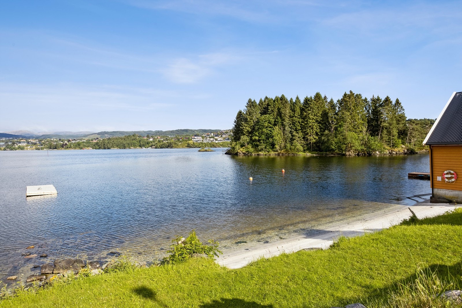 Her er også tilgang til koselig badestrand som benyttes av beboerne i området. Galleribilde
