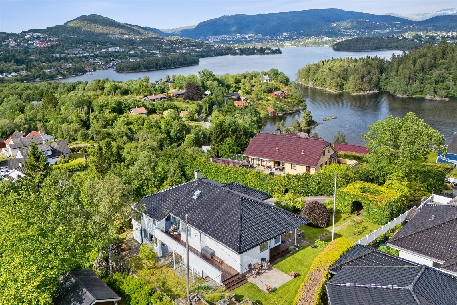 Eiendommen ligger innerst i blindvei med begrenset biltrafikk. Her kan barna ferdes fritt i trygge og rolige omgivelser. Galleribilde