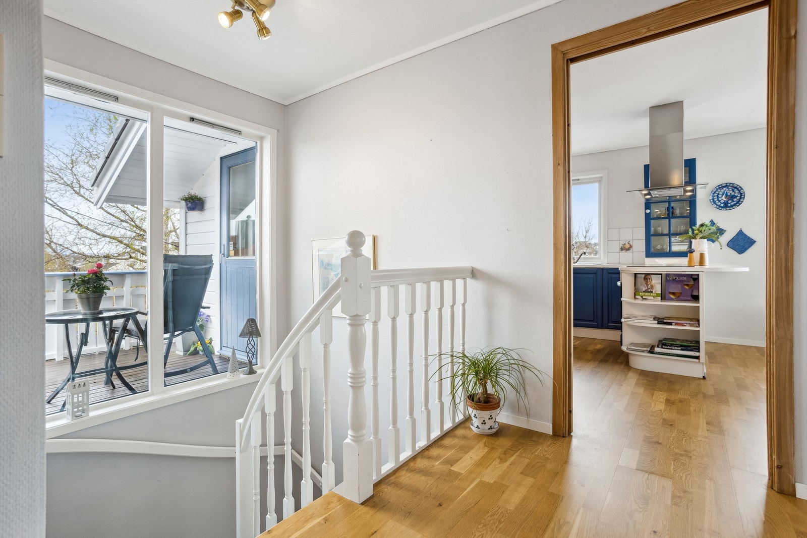 Gang/trapperom i hovedetasjen. Galleribilde