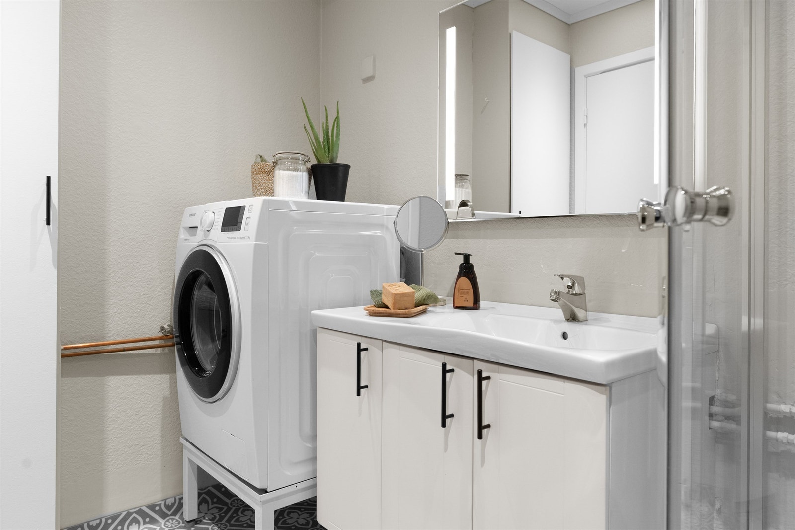 - Baderom er innredet med vegghengt servantinnredning, speil med sidelys og stikkontakt, dusjkabinett og opplegg til vaskemaskin - Galleribilde