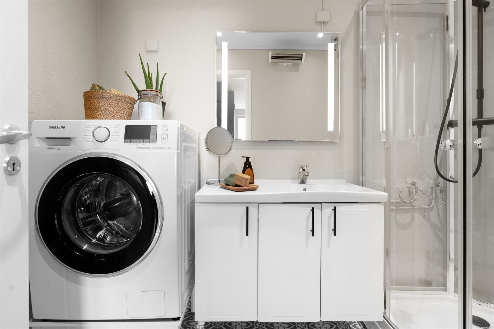 - Baderom fra byggeår med gulvflate belagt med gulvbelegg fra 2024 - Galleribilde