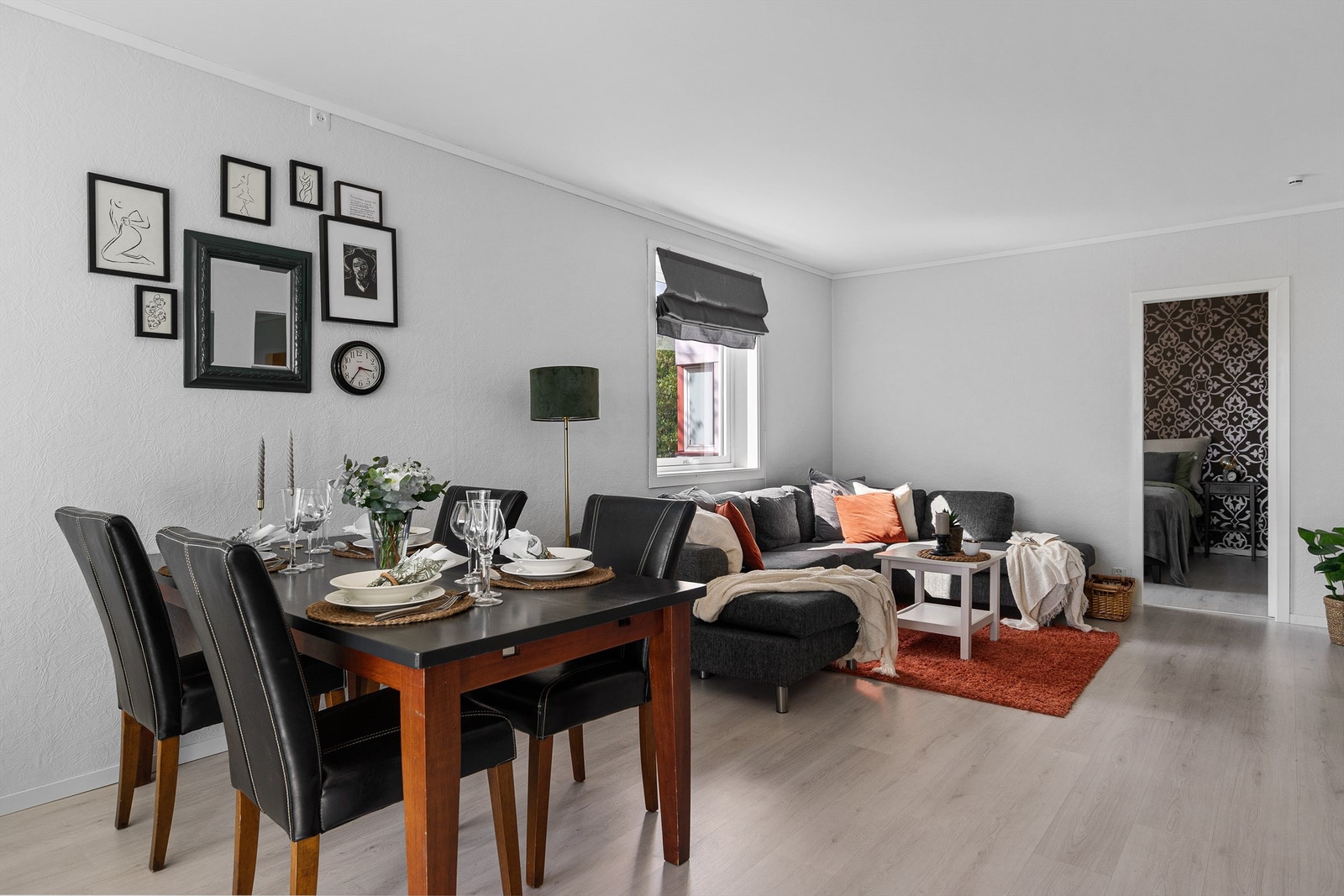 - Stuen har god plass til diverse møblementer etter ønske - Galleribilde