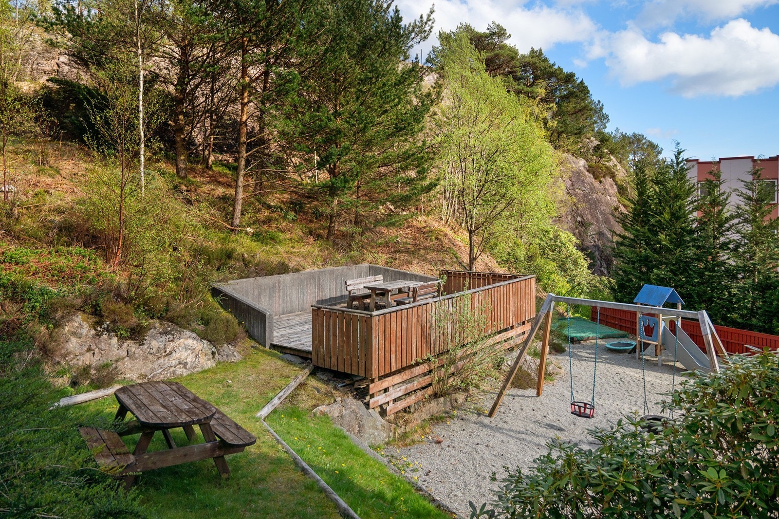 - Rett bak Hetlevikåsen 55 finner man en hyggelig lekeplass med sittegrupper - Galleribilde