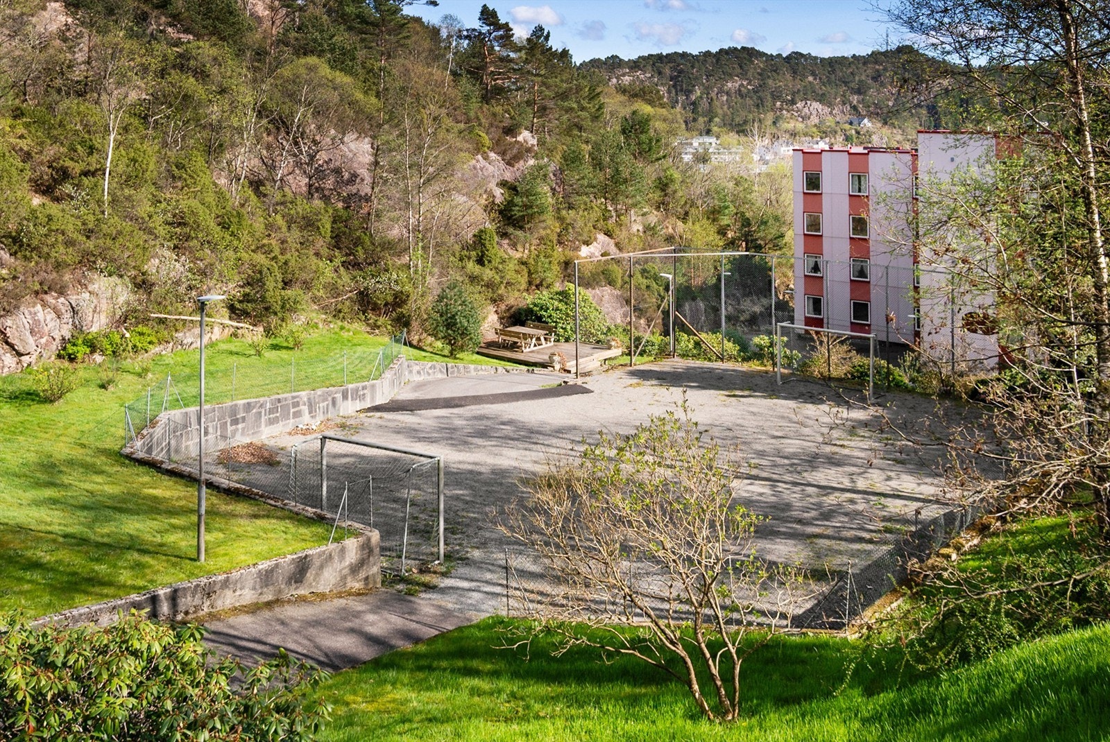 - Felles tomt er pent opparbeidet med asfalterte parkeringsarealer og gangstier. Videre er det grøntarealer med forskjellig beplantning, flere lekearealer og sittegrupper - Galleribilde