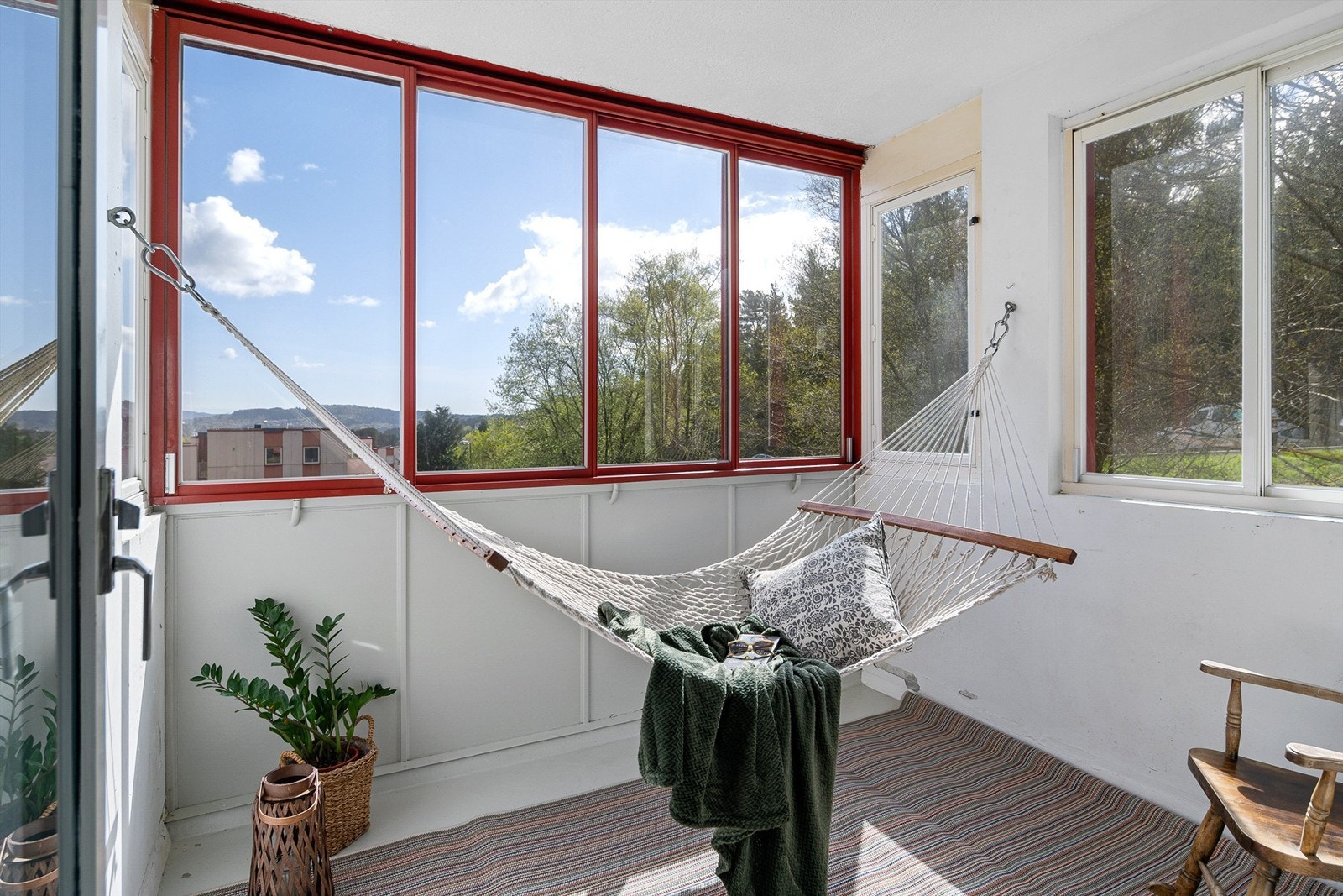 - Hetlevikåsen 55 ligger i et rolig og veletablert boligområde i Loddefjord, vest for Bergen sentrum. Området er kjent for sitt familievennlige preg, med grønne omgivelser og kort vei til både natur og urbane fasiliteter. - Galleribilde