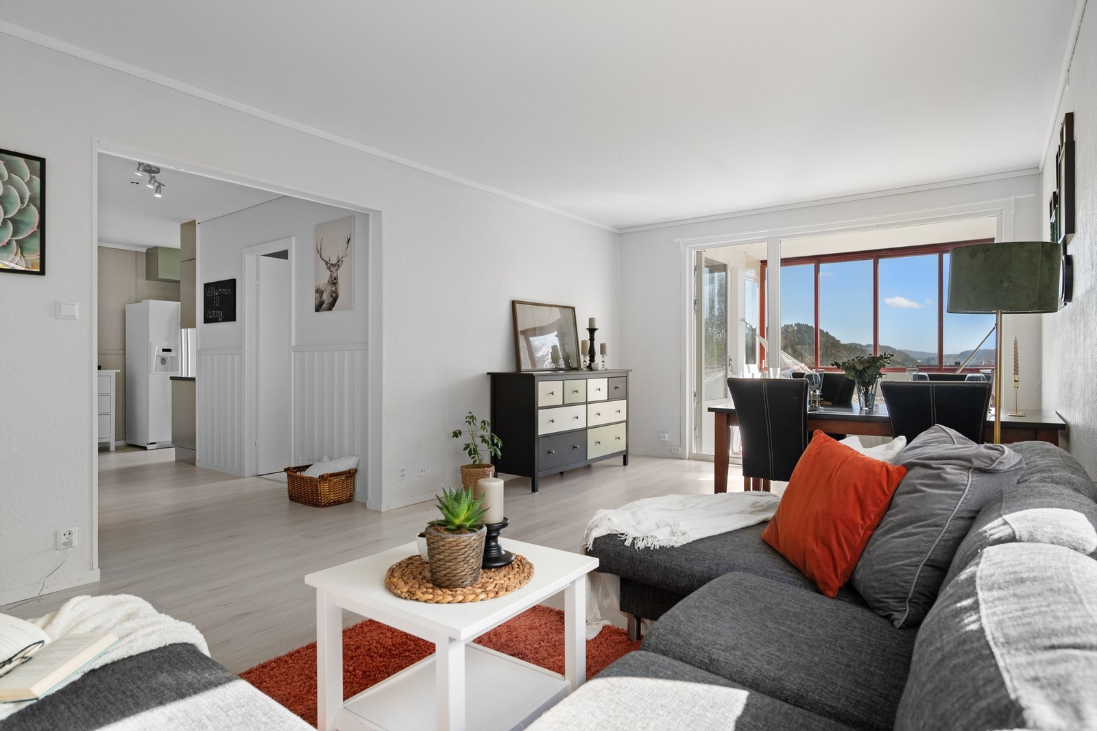 - Lys og innholdsrik stue med store vindusflater som slipper rikelig med naturlig lys, og gir flott utsikt ut - Galleribilde