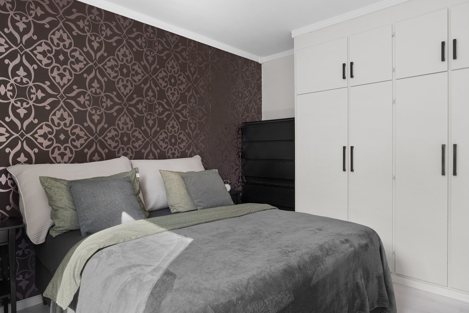 - Soverommet har plassbygd garderobeskap - Galleribilde