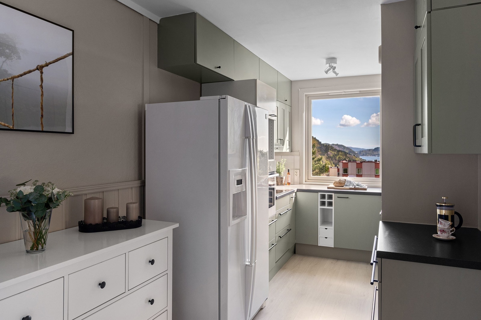 -Delvis åpent kjøkken med innredning fra 2006 med glatte fronter - Galleribilde