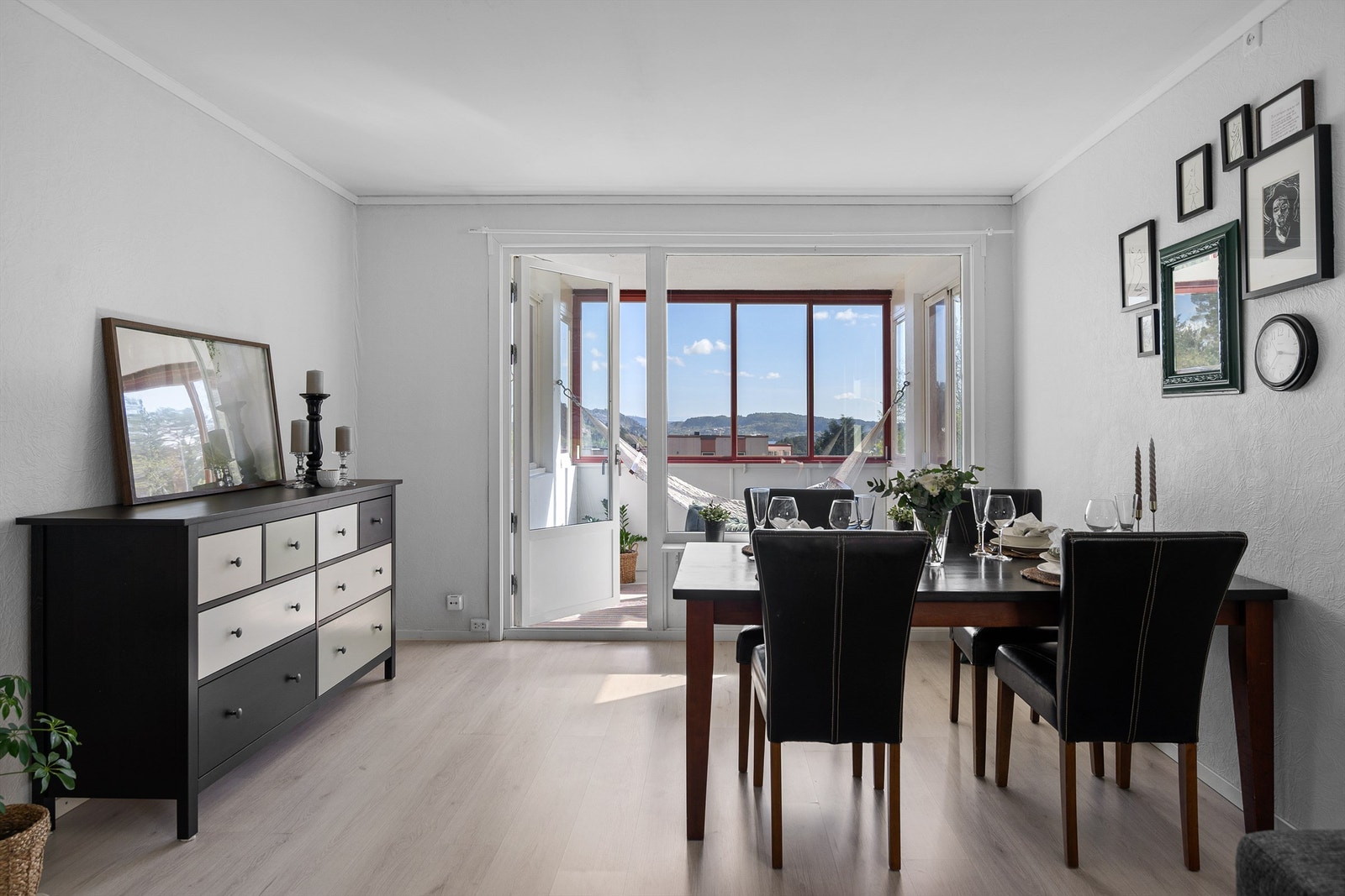 - Fra stuen er det direkte utgang til innglasset balkong som skaper en fin forlengelse av oppholdsrommet - Galleribilde