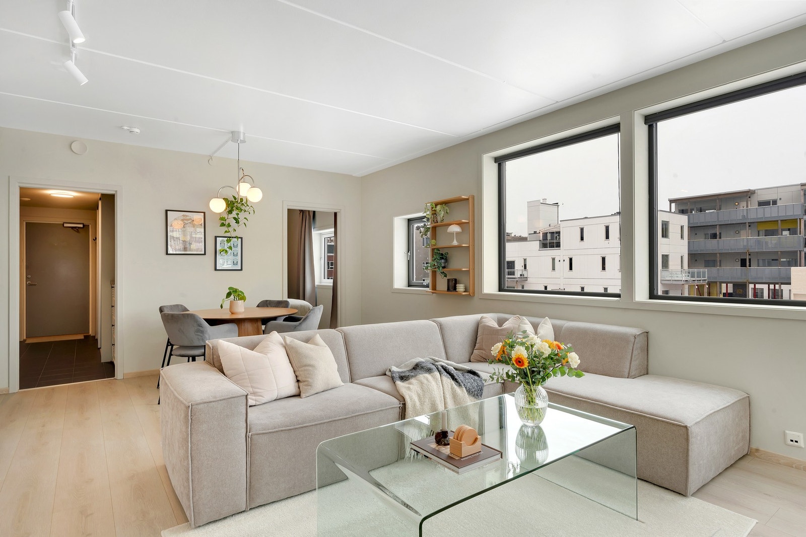 3-roms andelsleilighet i 2.etasje med gjennomgående god standard og planløsning. Galleribilde