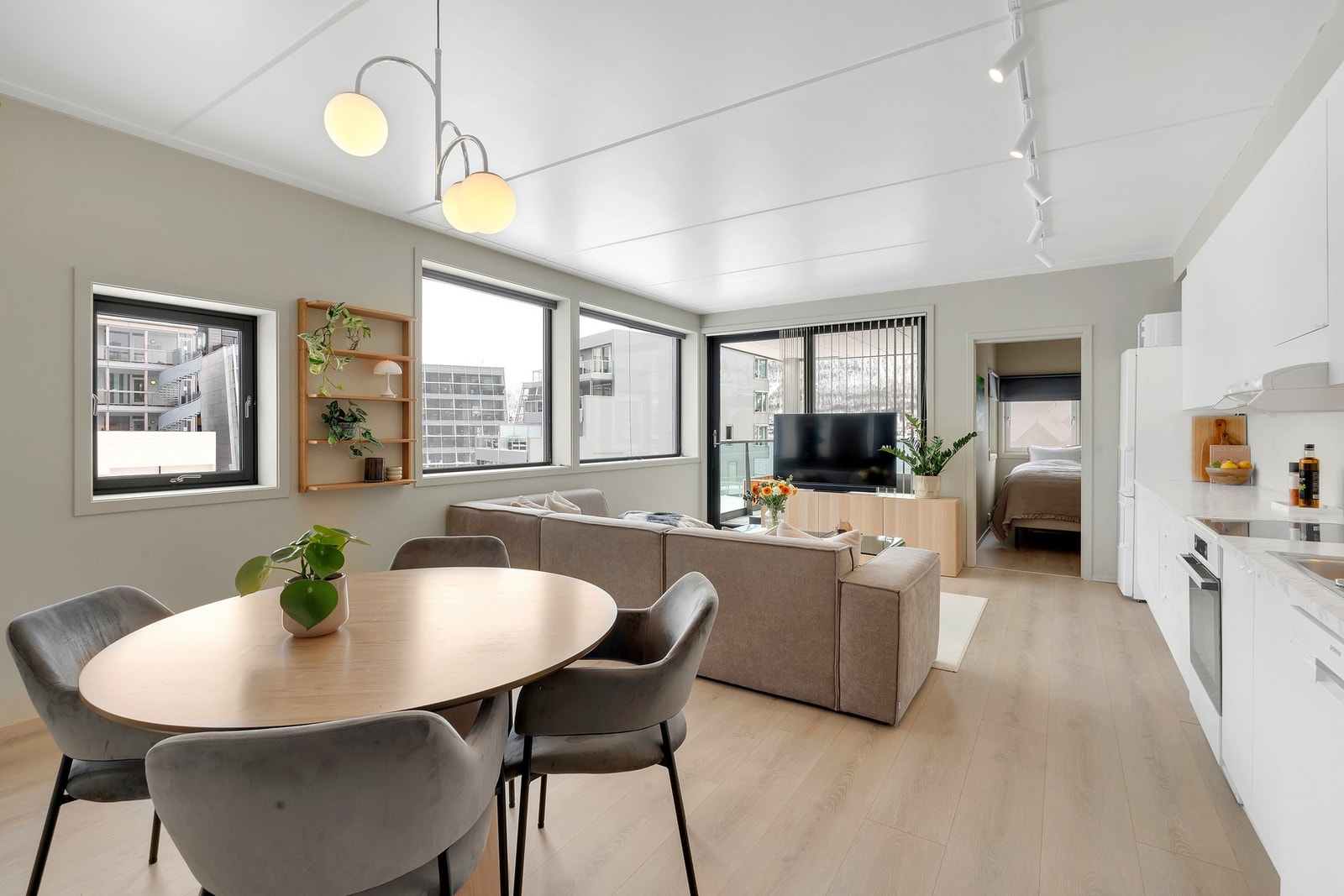 Planløsningen gir både plass til sofagruppe og spisegruppe i praktisk avstand til kjøkkenet. Galleribilde