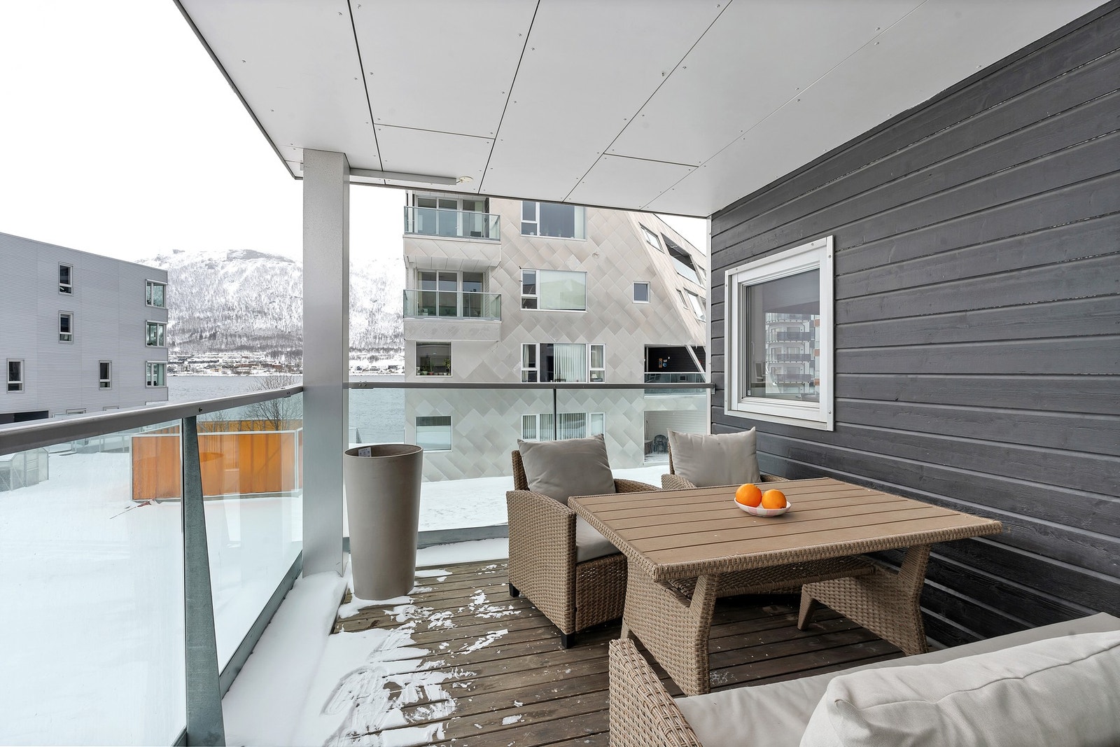 Fra stuen er det utgang til en herlig balkong på 9 kvm. Her er det plass til sittegruppe og diverse utemøbler. Galleribilde