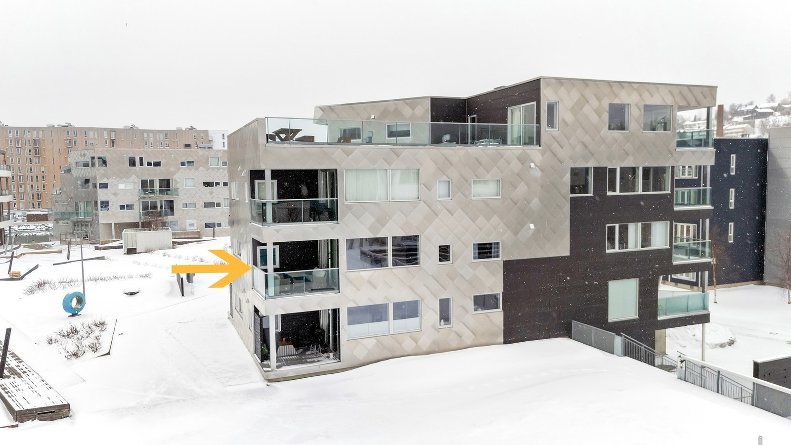 Leiligheten ligger sentralt til på Strandkanten med gode bussforbindelser, og kort vei til nærmeste dagligvare og Tromsø sentrum. Galleribilde