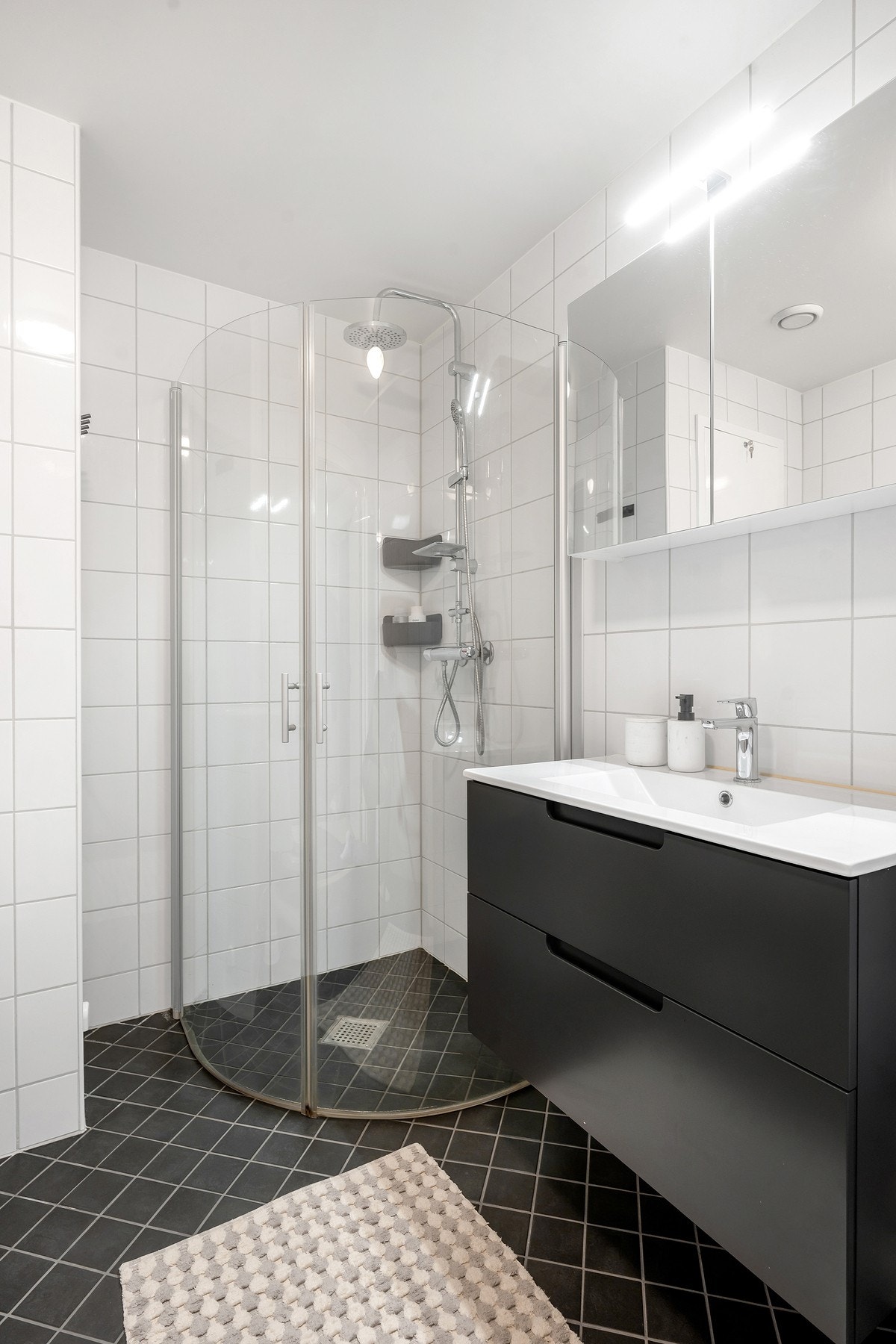 Dusjhjørne med dører som kan åpnes både innover og utover, som sparer plass på badet. Galleribilde