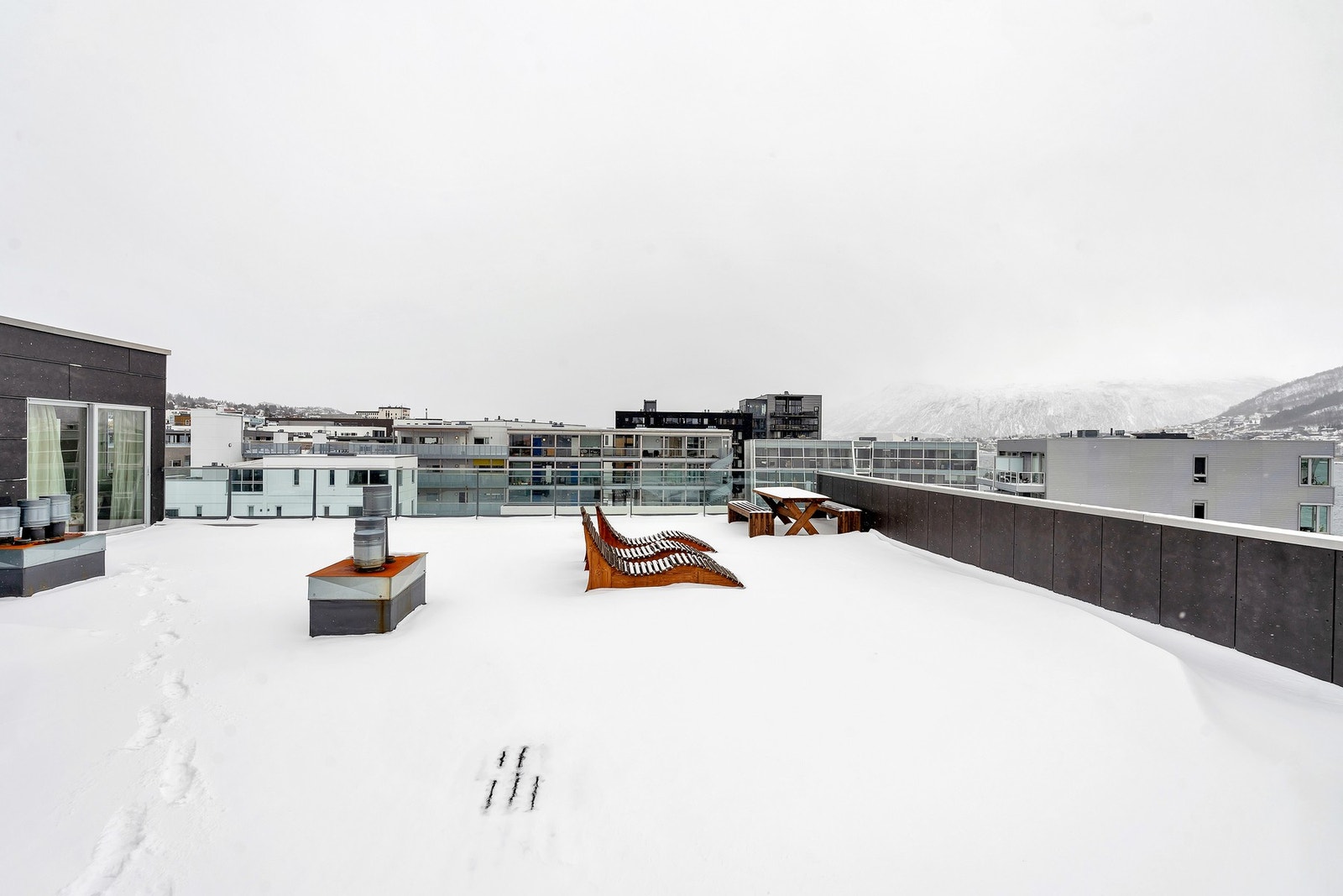 På toppen av bygget finner du en felles takterrasse hvor du kan nyte solrike dager og flott utsikt mot fastlandet. Galleribilde