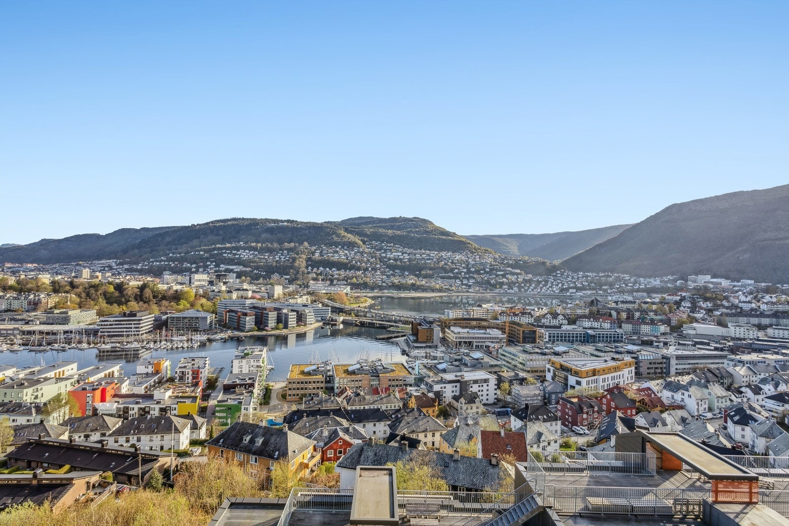 For turentusiaster er området perfekt, med gode turmuligheter rett utenfor døren, som Løvstakken og Løvstien. Damsgårdsfjellet er også en kort busstur unna. Galleribilde