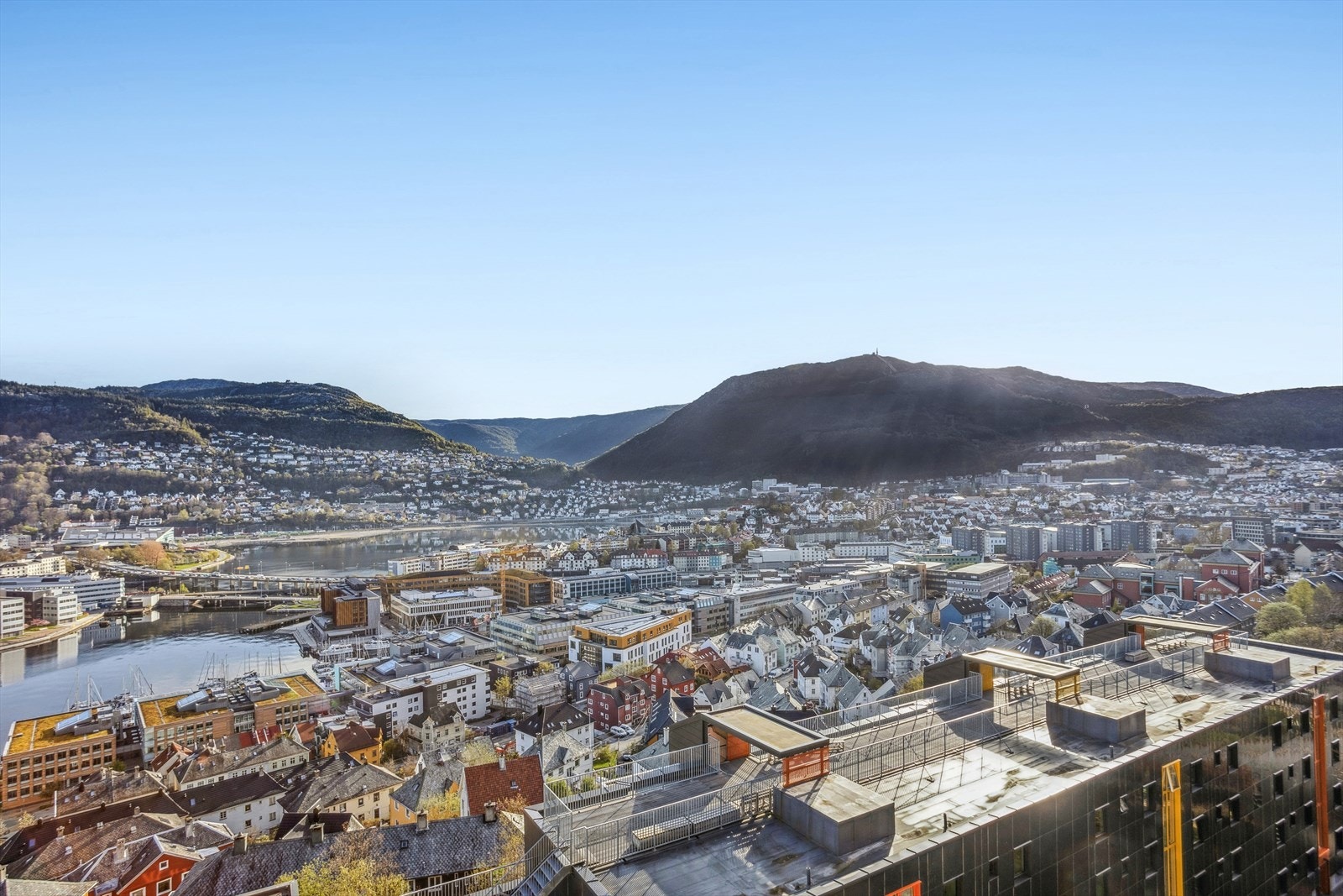 Leiligheten ligger i et sentrumsnært boligområde som har vært i betydelig vekst de siste årene. Denne utviklingen har ført til et økt servicenivå, og området tilbyr nå et svært godt utvalg av fasiliteter. Galleribilde