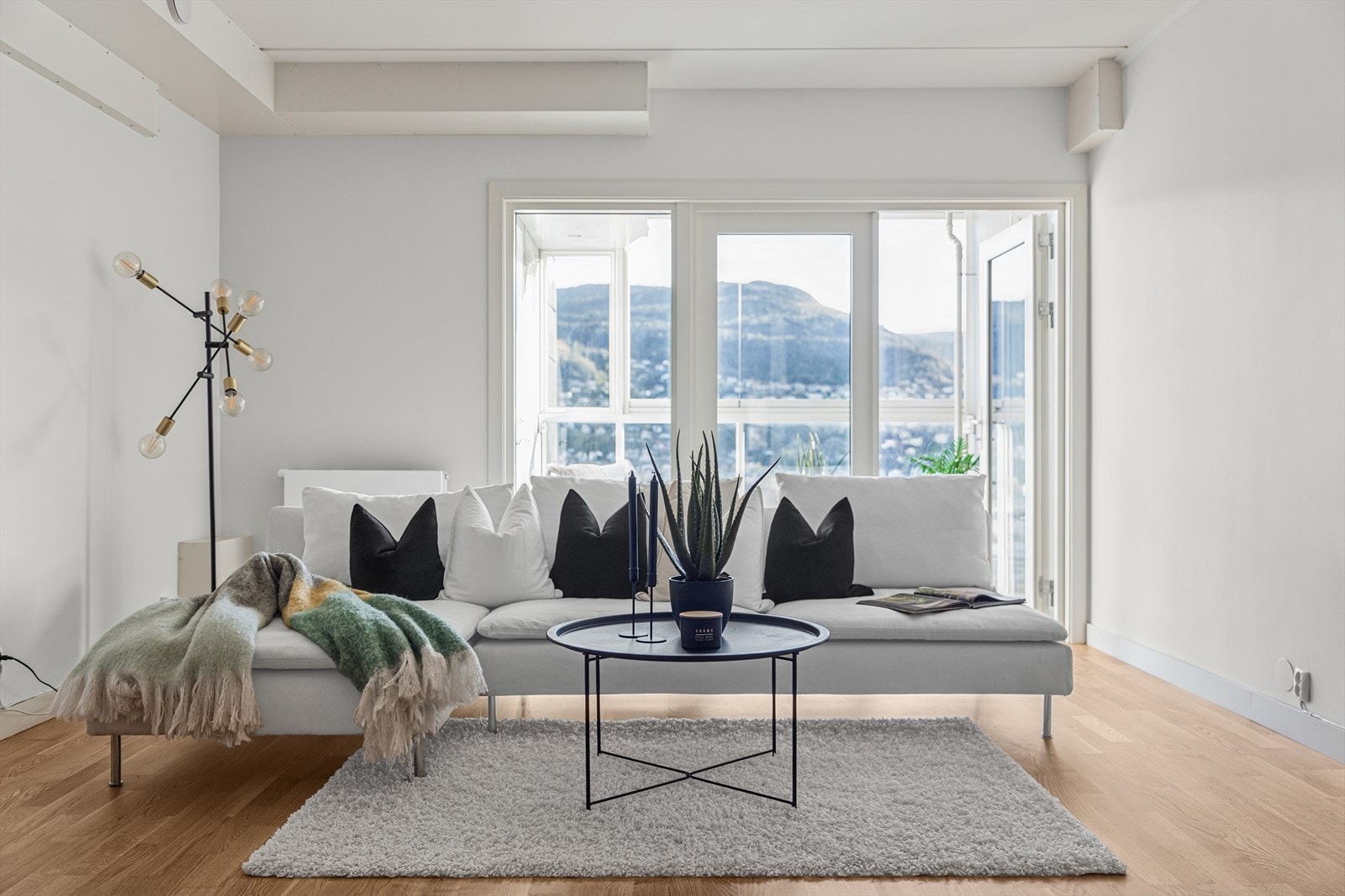 Leiligheten ligger i byggets 8. etasje og inneholder: Entre, soverom, bad, kjøkken og stue, samt en innglasset balkong. Galleribilde