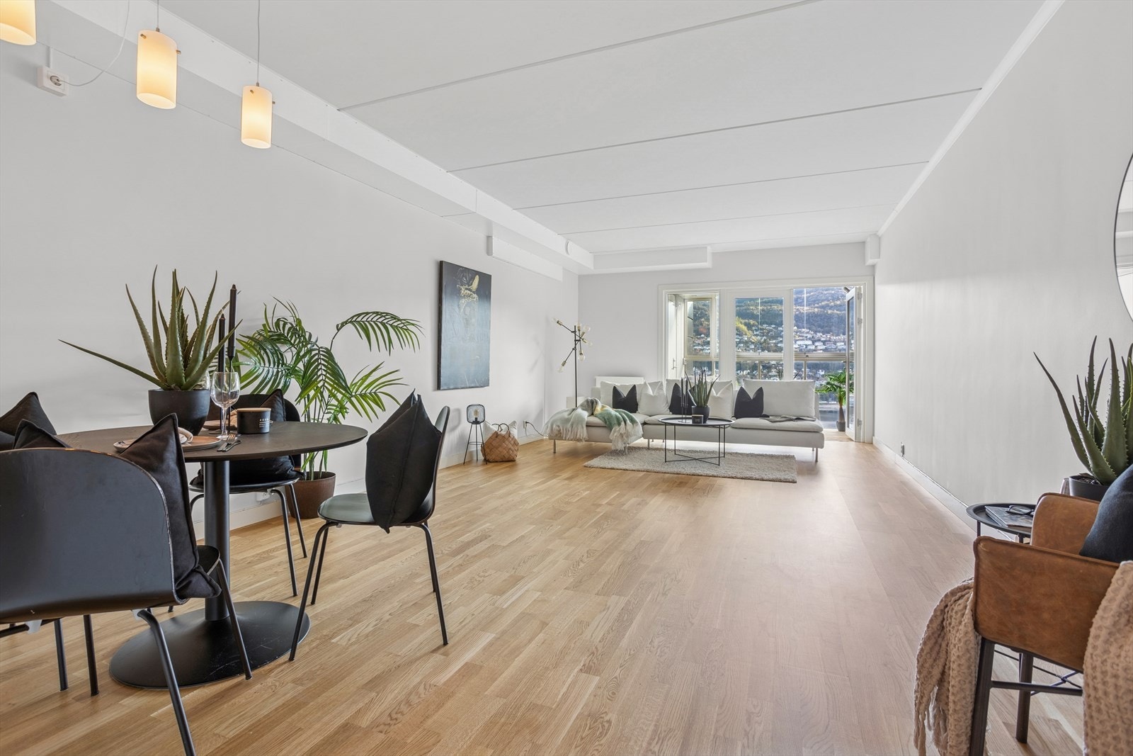 Stuens gode utforming gjør det enkelt å dele inn oppholdsrommet i ulike soner. Galleribilde