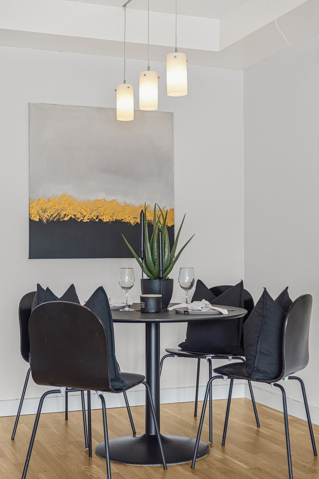 Det er videre plass til et spisebord hvor en bedre middag kan nytes sammen med det inviterte selskapet. Galleribilde