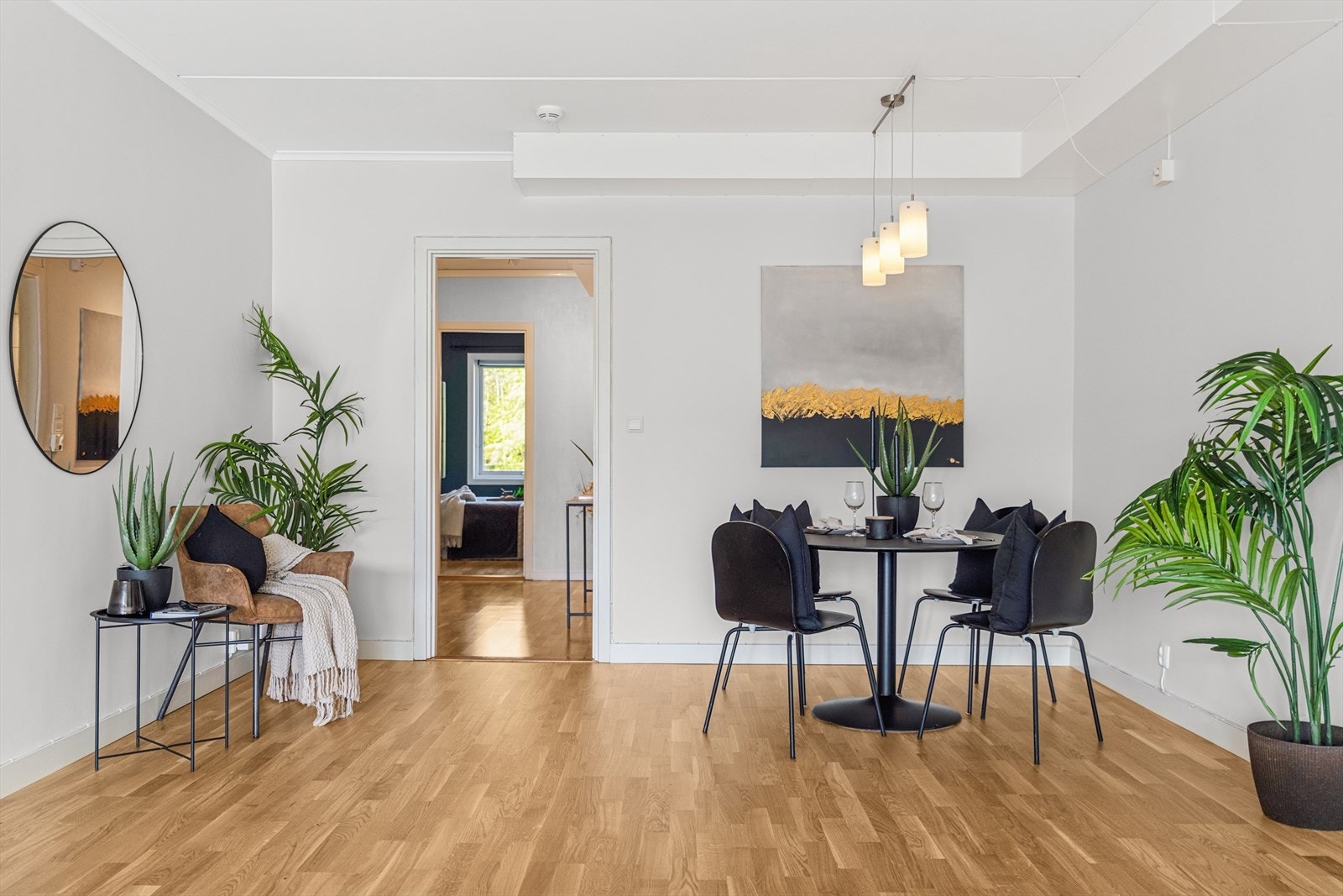 Inkl. i felleskostnadene: TV & internett, varmtvann & fjernvarme, trappevask, brøyting, avfallshåndtering, vaskerom. Galleribilde