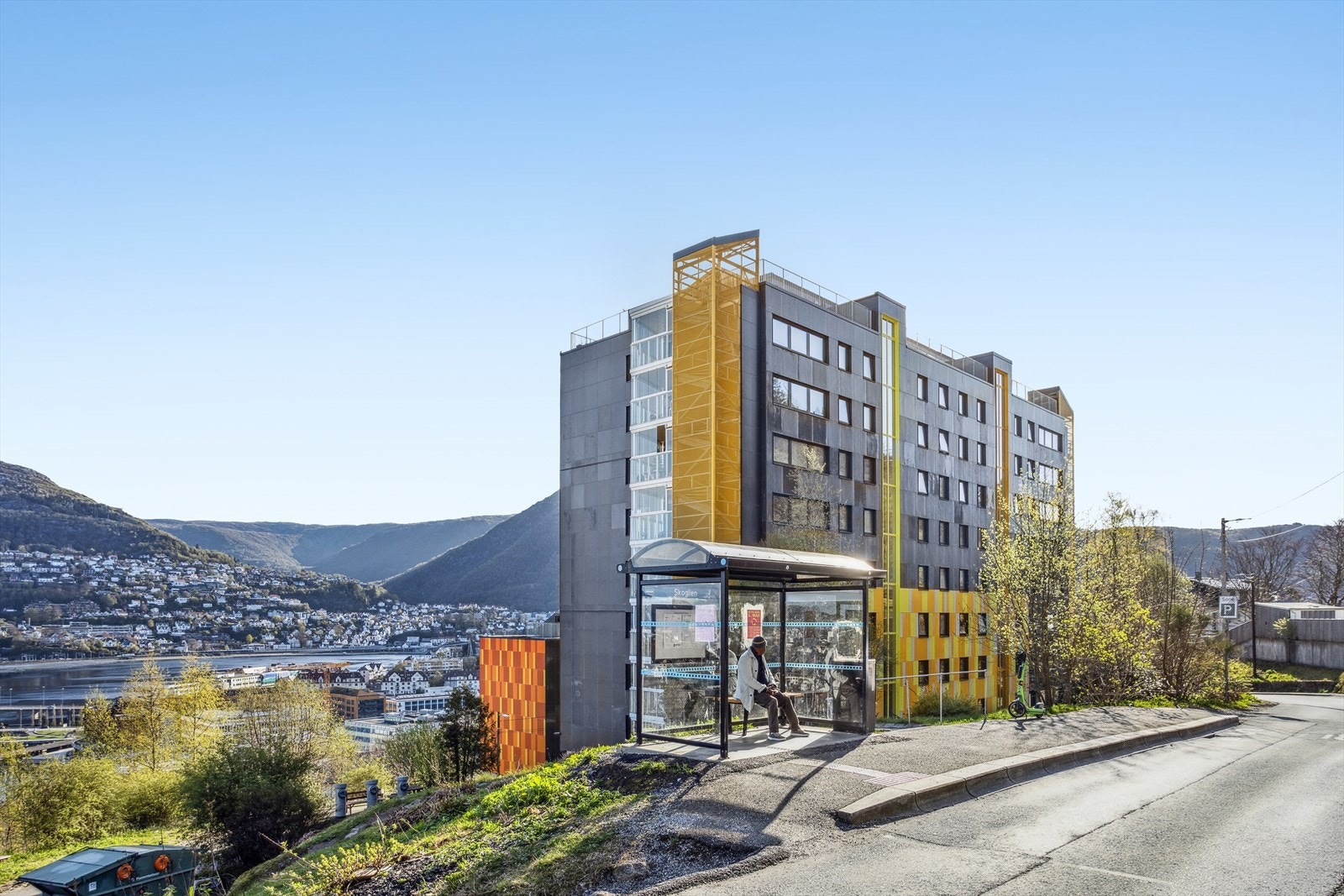 Området har svært gode bussforbindelser, med buss nr. 10 som går like utenfor, og buss nr. 13 som har holdeplass i Michael Krohns gate. Galleribilde