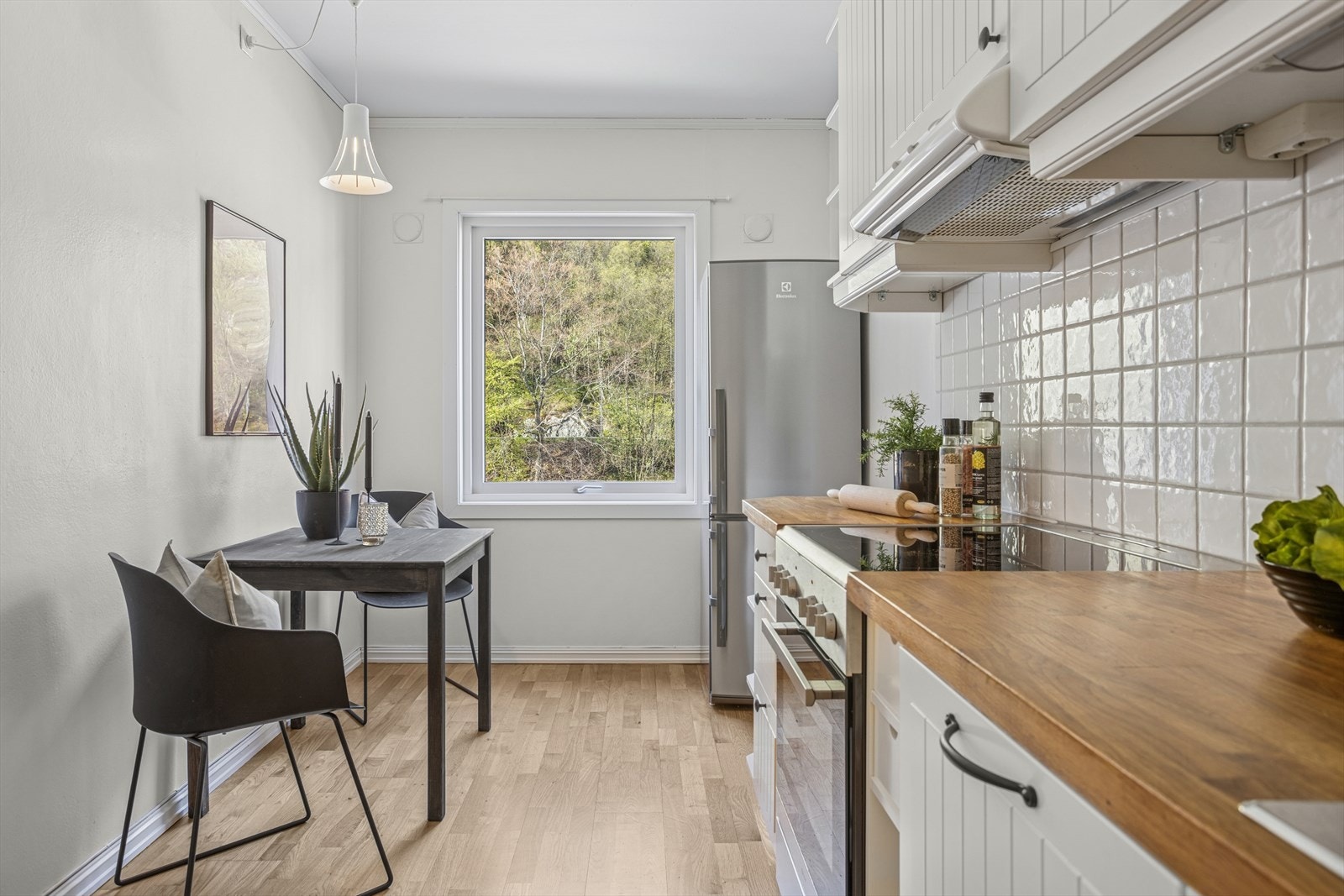 Hvitevarer som komfyr og oppvaskmaskin følger. Plass og opplegg for kjøl/frys. Galleribilde