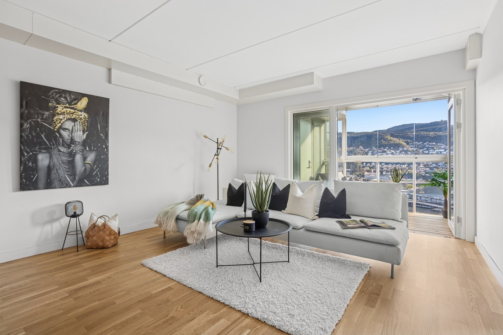 Leiligheten ligger i et sentrumsnært område med et bredt utvalg av fasiliteter, kort vei til anerkjente utdanningsinstitusjoner, gode kollektivforbindelser og attraktive turmuligheter som blant annet Løvstakken. Galleribilde