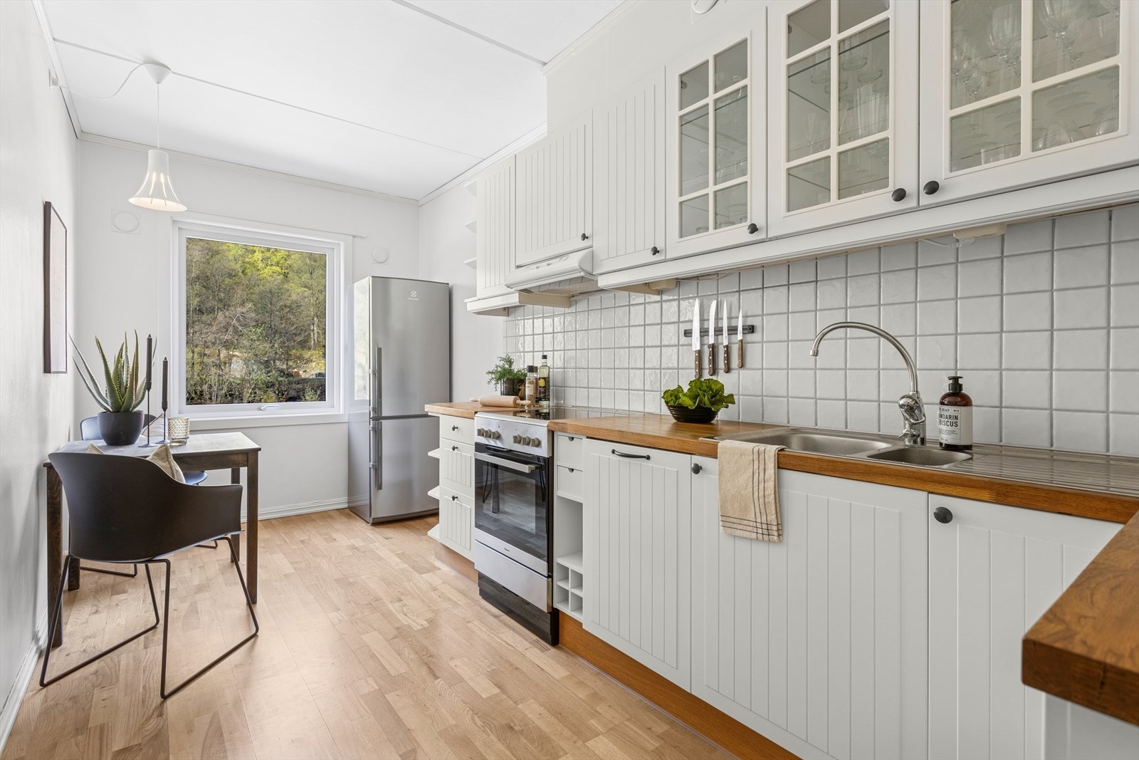 Kjøkkenet ligger praktisk plassert i et eget rom. Galleribilde