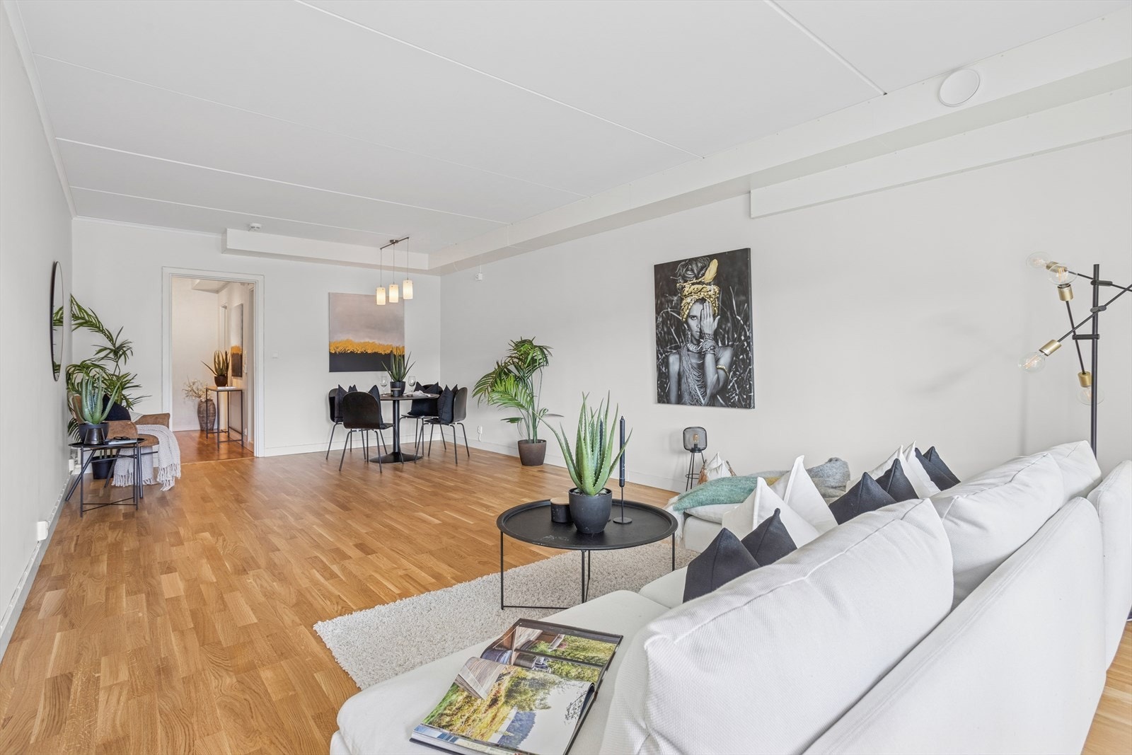 Stuen har god plass til en hyggelig sofagruppe og ønsket medie-/oppbevaringsmøblement. Galleribilde