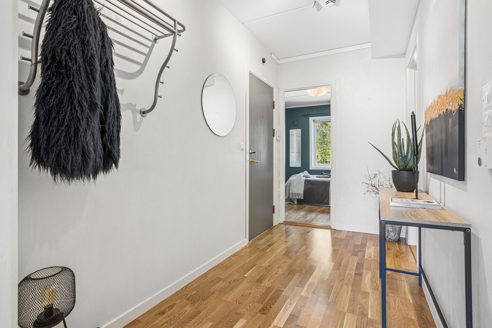 Her ønskes man velkommen inn i en romslig entré. Leiligheten har heisadkomst til etasjeplan. Galleribilde