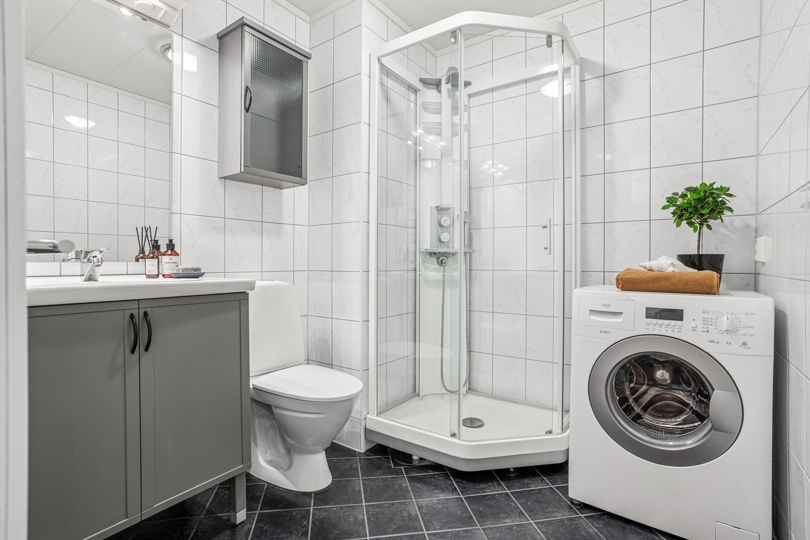 Baderom fra 2009 med støpt gulv med fliser på gulv og vegger. Galleribilde