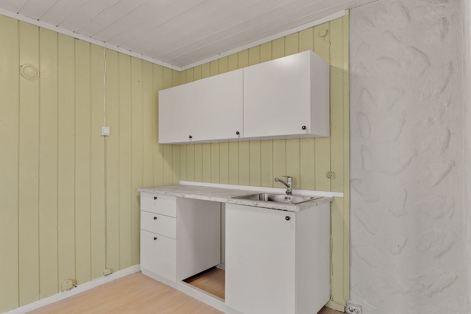 Innredningen er fra ukjent årstall og har glatte fronter. Galleribilde