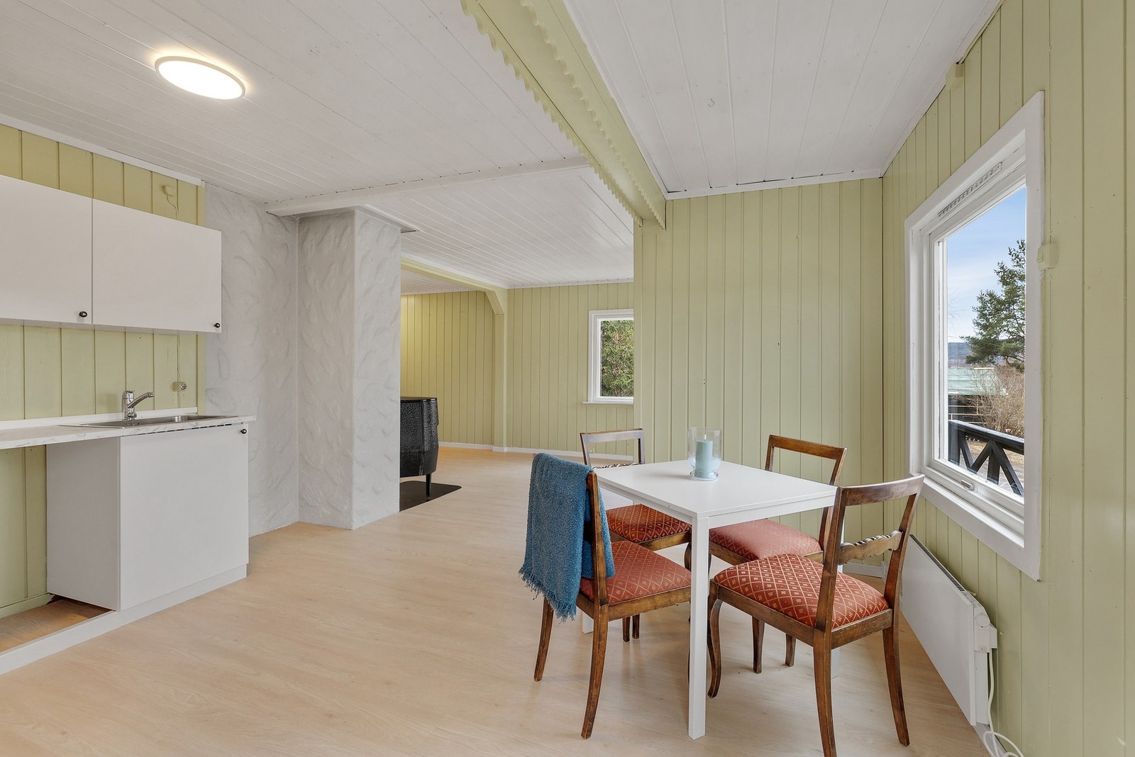 Stue. Nytt gulv i størstedelen av hytta Galleribilde