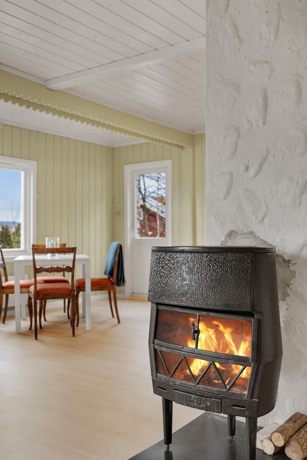 I hjerte av stuen er det en herlig peisovn Galleribilde