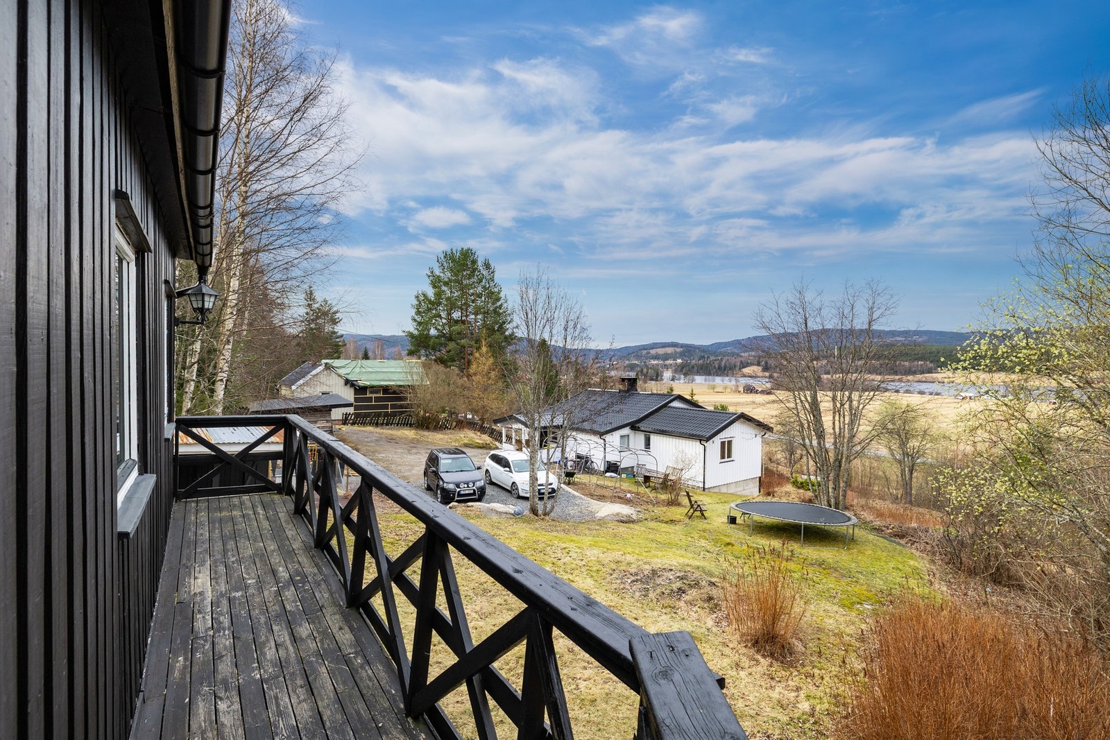 Utgang fra kjøkken til terrasse på 11 kvm med herlig utsikt. Ny veranda på østsiden av hytta, nydelig plass for morgenkaffen Galleribilde