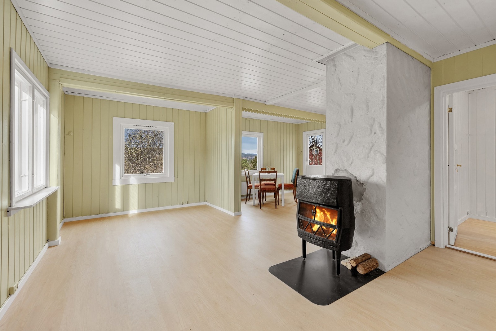 Romslig stue med god plass til ønsket møblement Galleribilde