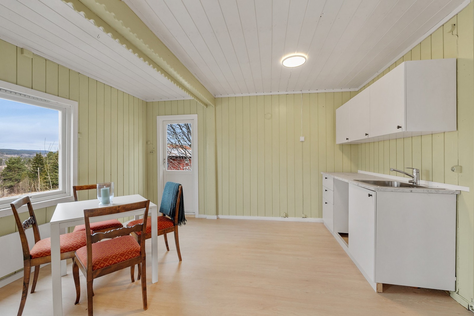 Nytt kjøkken med ny vaskekum og nytt blandebatteri, åpen skapplass under benkeplate med plass til oppvaskmaskin Galleribilde