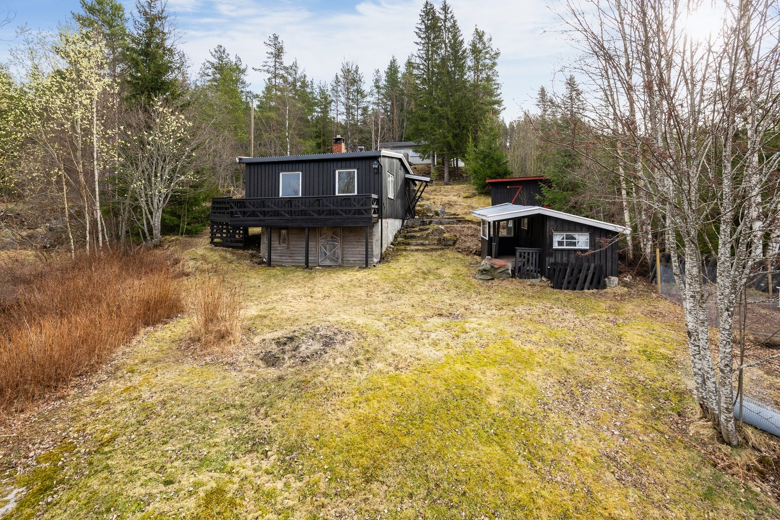 Stor og frittliggende tomt. Øst vegg på hytta er nybeiset Galleribilde