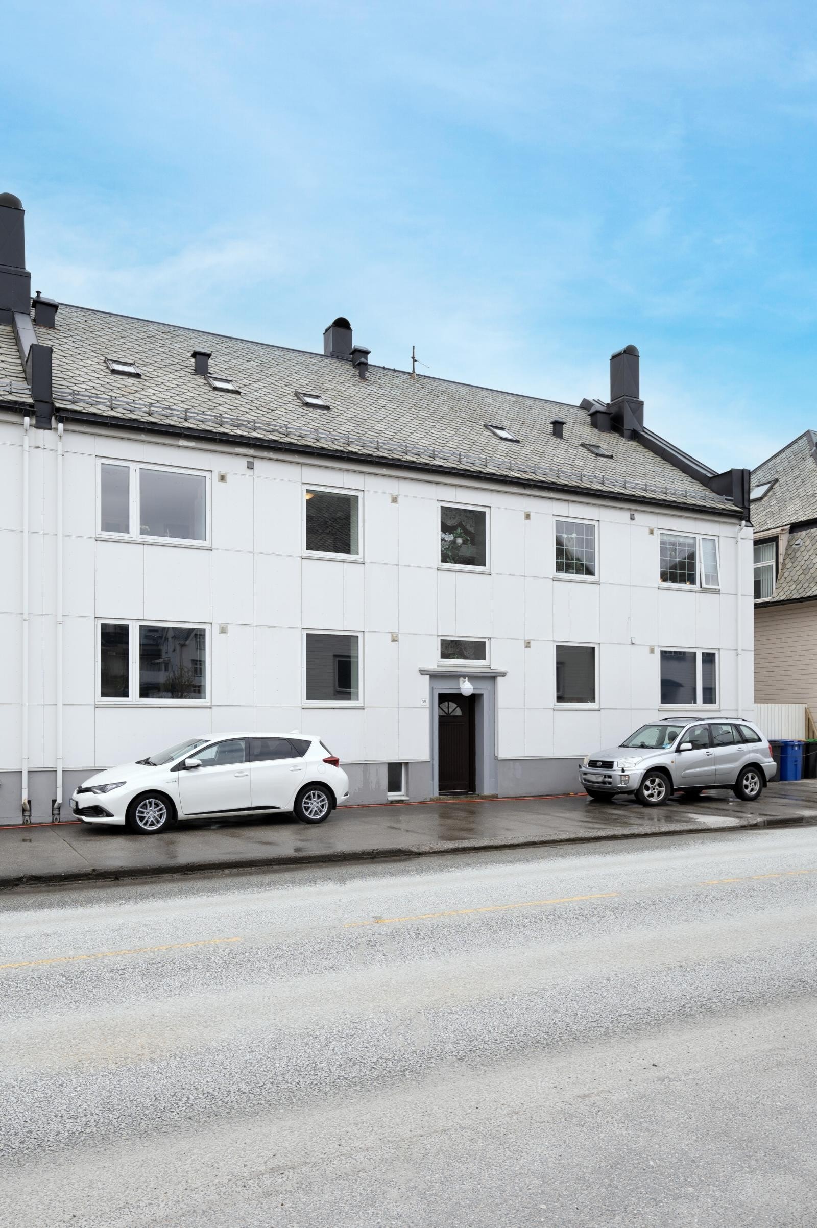 Inngang fra Ivar Aasensgate. Det er gateparkering i området rundt. Galleribilde