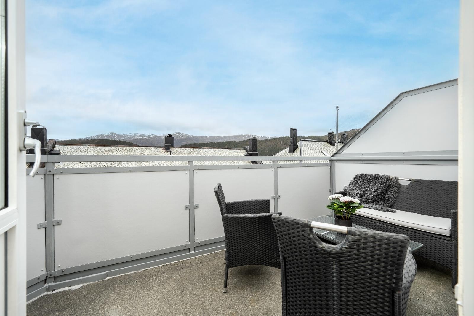 Fra stuen så er det utgang til denne flotte balkongen med nydelig utsikt mot både Borgundfjorden og innover Sunnmørsalpene. Galleribilde