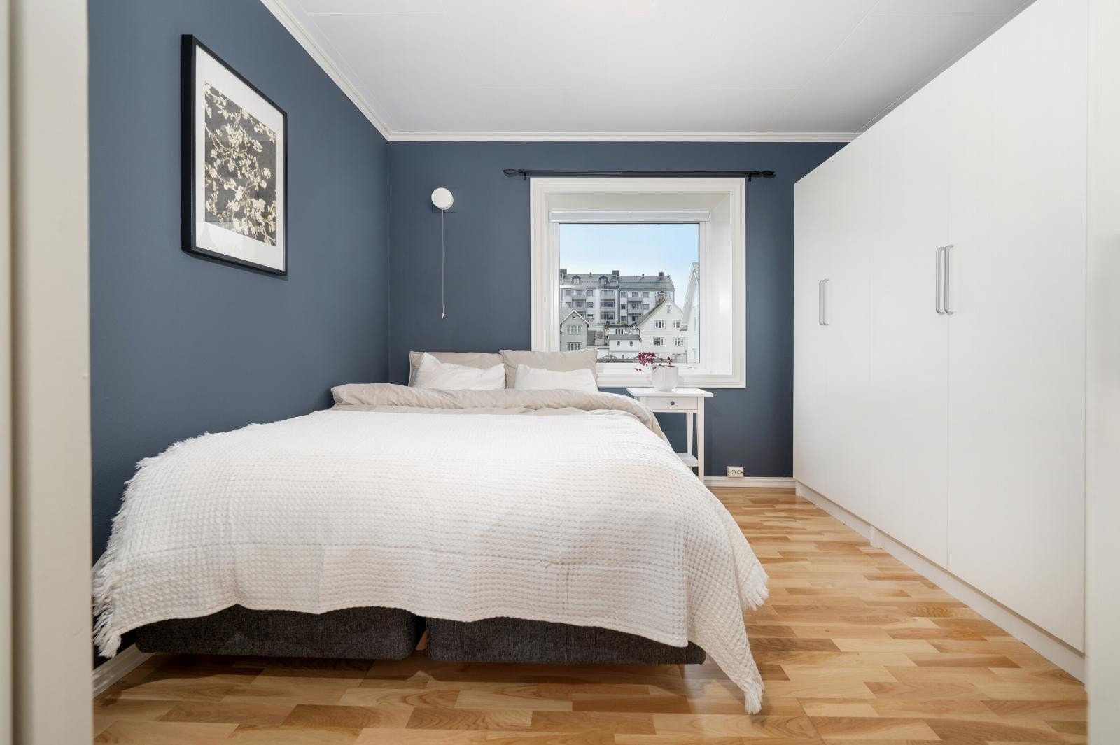 Det andre soverommet er også romslig og har garderobeskap langs ene veggen. Galleribilde