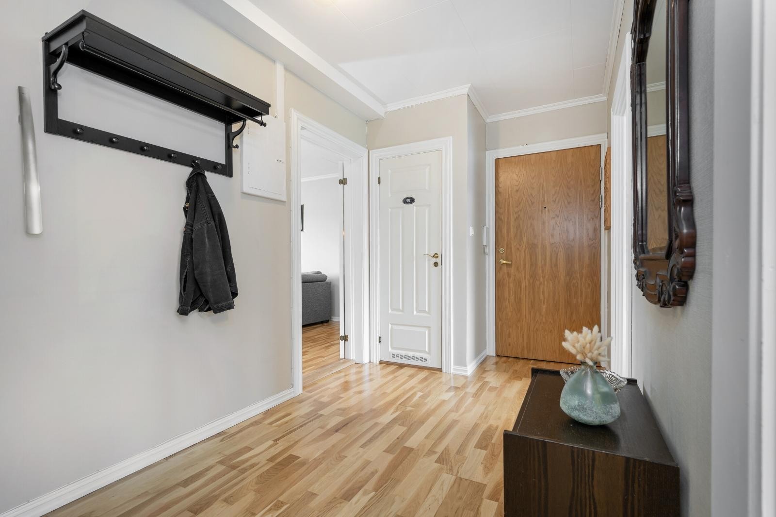 Her kommer vi inn i en romslig gang med god plass til å henge fra seg yttertøyet. Galleribilde